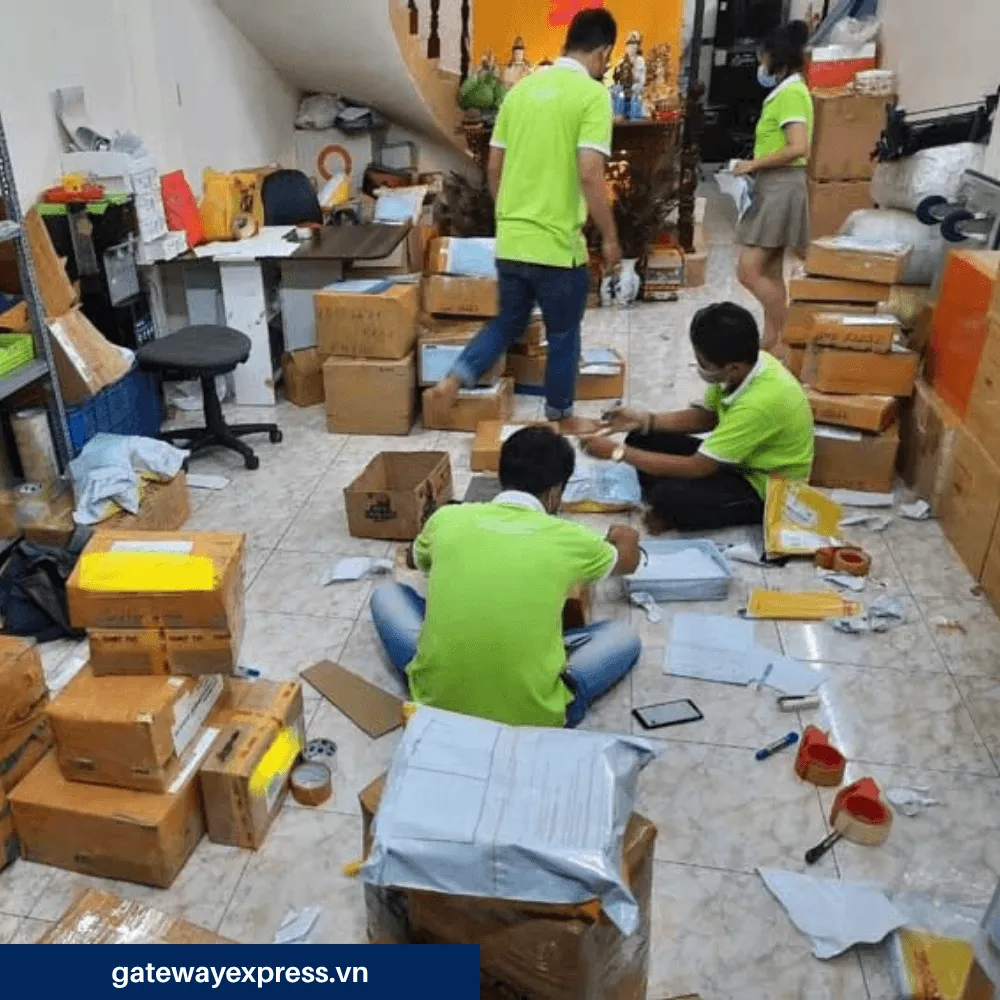 Nhân viên Gateway Express đóng gói hàng hóa