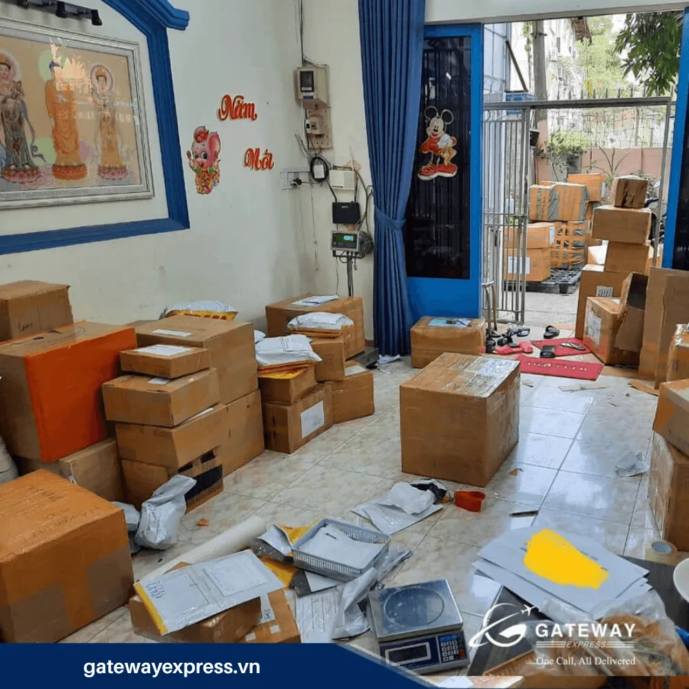 Cân đo và dán nhãn kiện hàng