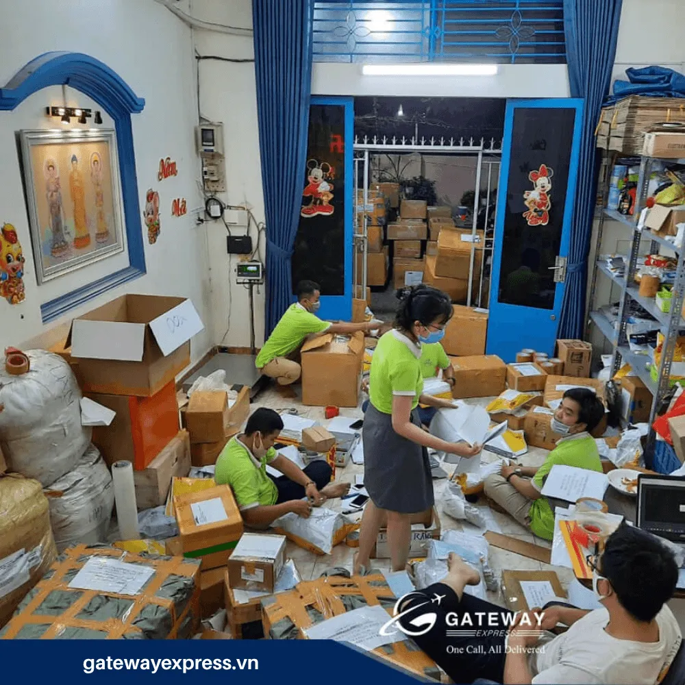 Đội ngũ phân loại và chuẩn bị hàng gửi quốc tế