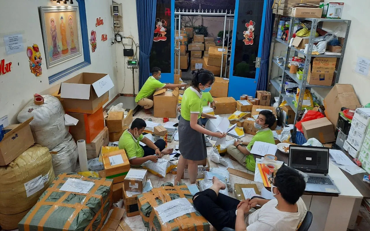 Nhân viên Gateway Express đóng gói hàng hóa tại kho